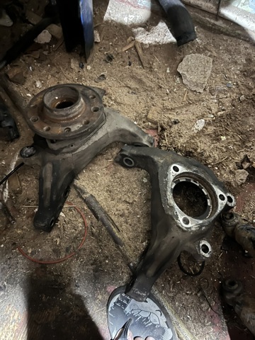 Цапфа поворотная правая 13136697 GM