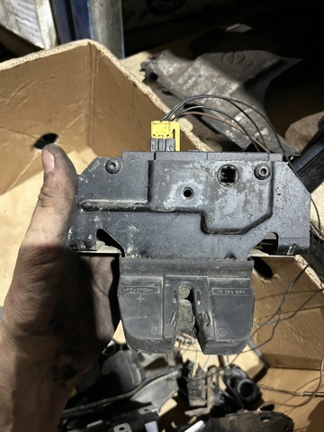 Замок пятой двери 13185566 GM