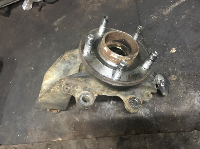 Ступицы передних колес 1471854 FORD