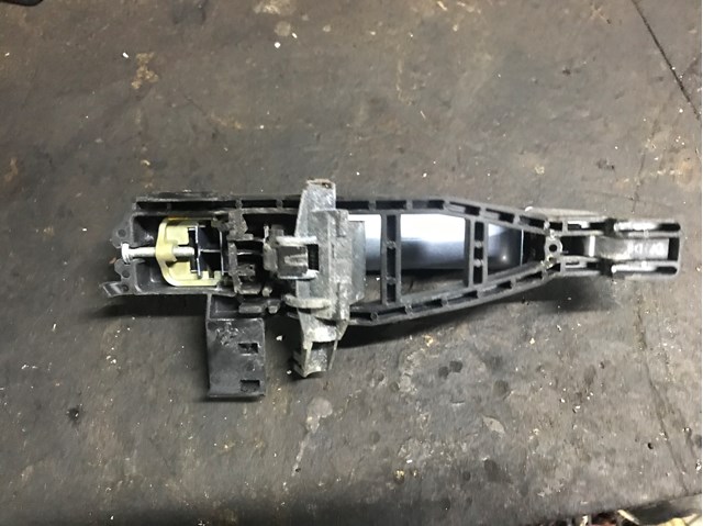 Держатель наружной ручки двери, передней левой 1480070 FORD