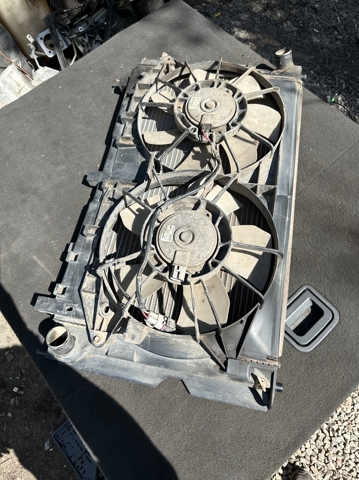 Диффузор радиатора охлаждения в сборе с мотором 163600G040 TOYOTA