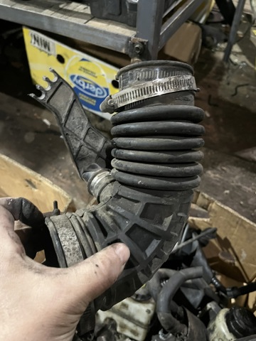 16578EC00B NISSAN Патрубок воздушный, выход воздушного фильтра купить в Киев