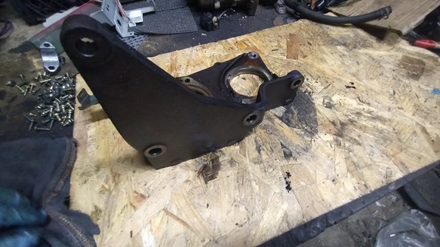 Кронштейн топливного насоса ТНВД 16811EQ400 NISSAN