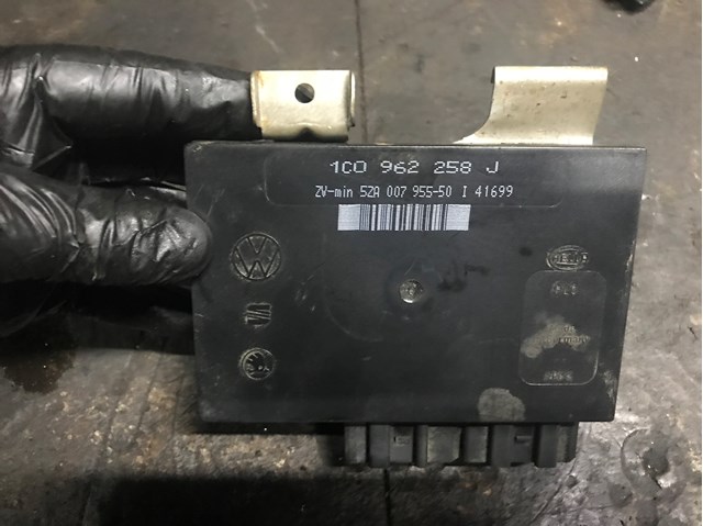 Блок управления центральным замком 1C0962258J VAG