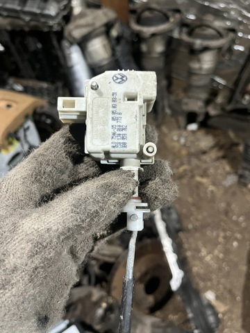 Замок открывания лючка бензобака 1J0810773B VAG
