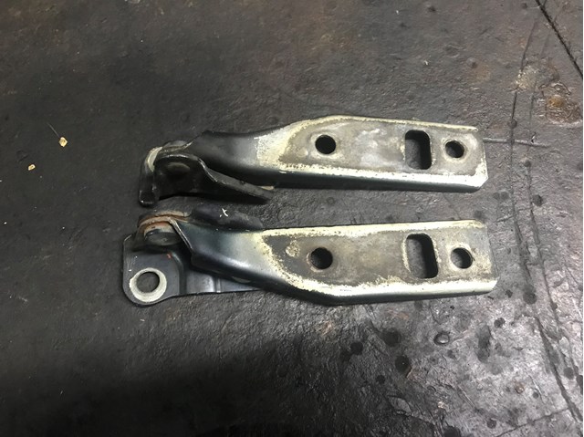 Шарнир капота правый 1J0823302 VAG