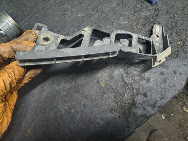 Левый кронштейн переднего бампера 1T0807889C VAG