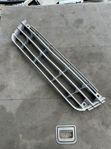 Центральная решетка переднего бампера 1T0853677 VAG