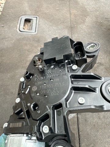 Стеклоочиститель двери задка 1T0955711D VAG
