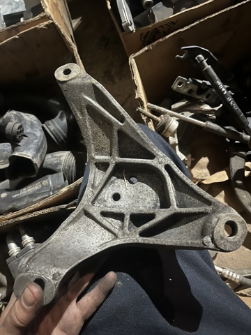 Кронштейн подушки (опоры) двигателя, правой 22116751226 BMW
