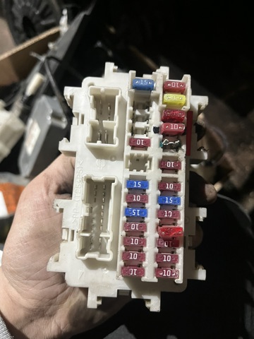 Блок предохранителей задний, салонный 24350EA00A NISSAN