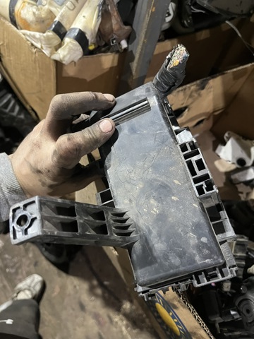Блок реле и предохранителей 2438351E01 NISSAN