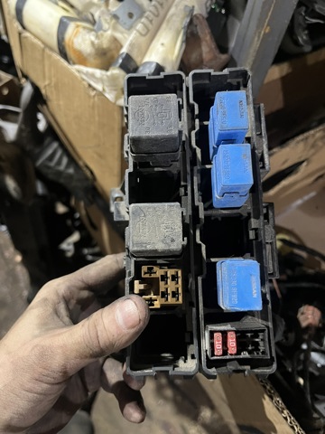 NISSAN 2438351E01 Блок предохранителей в наличии Тернополь