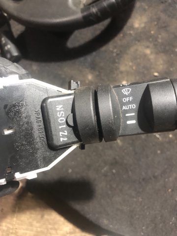 Правый подрулевой переключатель  25260EB66A NISSAN
