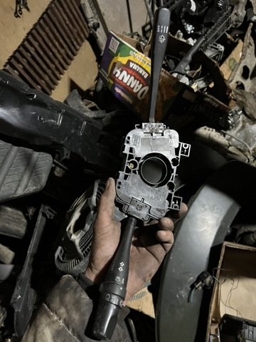 Переключатель подрулевой, правый 25260VB013 NISSAN