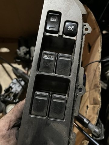 Кнопки переднего левого стеклоподъёмника 254018H701 NISSAN