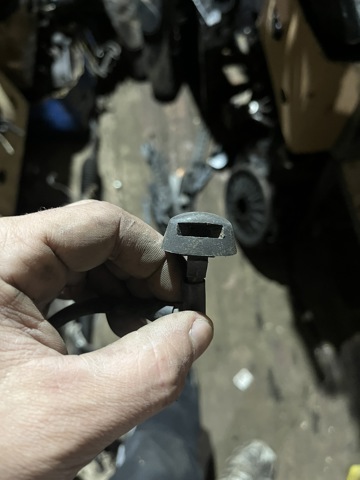 Форсунка омывателя правая 28932EB400 NISSAN