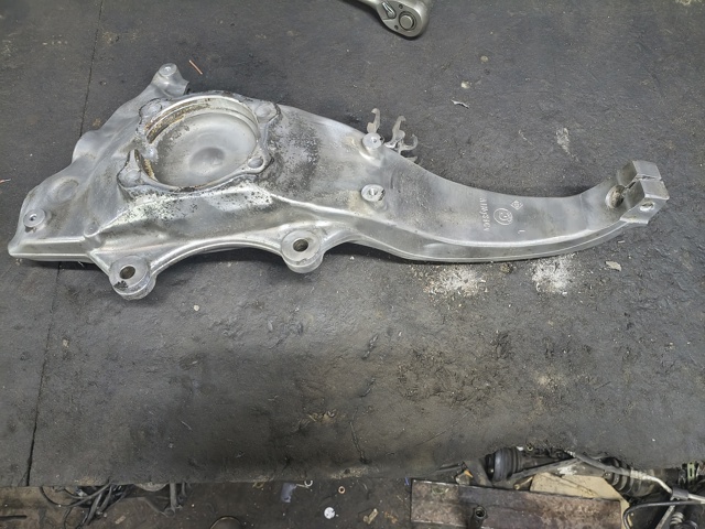 Кулак поворотный передний левый 31216775767 BMW