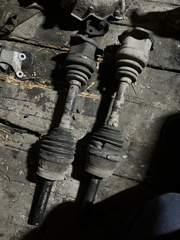 Ось передняя 392042S680 NISSAN