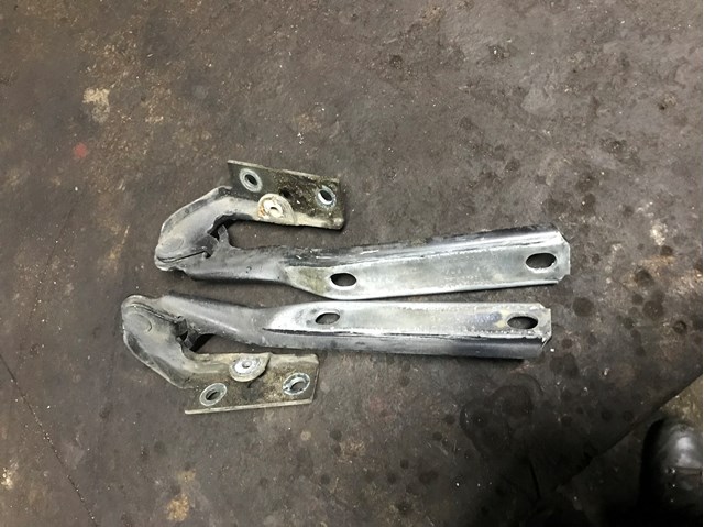 Завеса капота правая 3B0823302 VAG