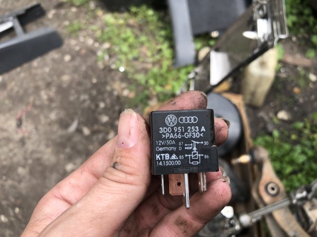 Реле поворотов Фольксваген Пассат B6