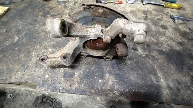 Цапфа (поворотный кулак) передний правый 400148H300 NISSAN