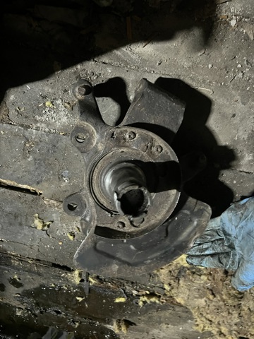 Цапфа - поворотный кулак передний, левый 40015VK355 NISSAN