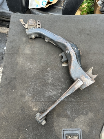 Балансир задний нижний, левый 4872005010 TOYOTA