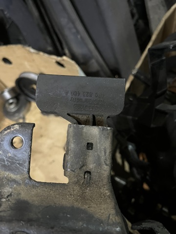 VAG 4F0823480A Стояк-крюк замка капота в наличии Черкассы