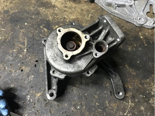 Помпа водяная, корпус 5093911AA CHRYSLER