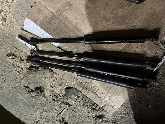 Стойка капота BMW 5