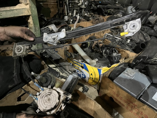 Стеклоподъемник задней левой двери 51358159835 BMW
