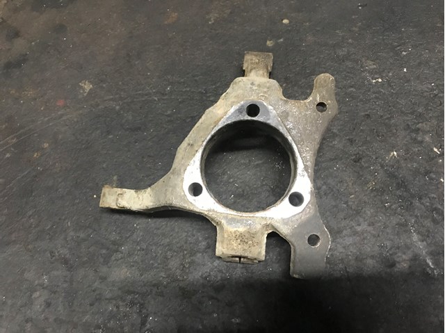 Цапфа поворотная правая 5308035 OPEL