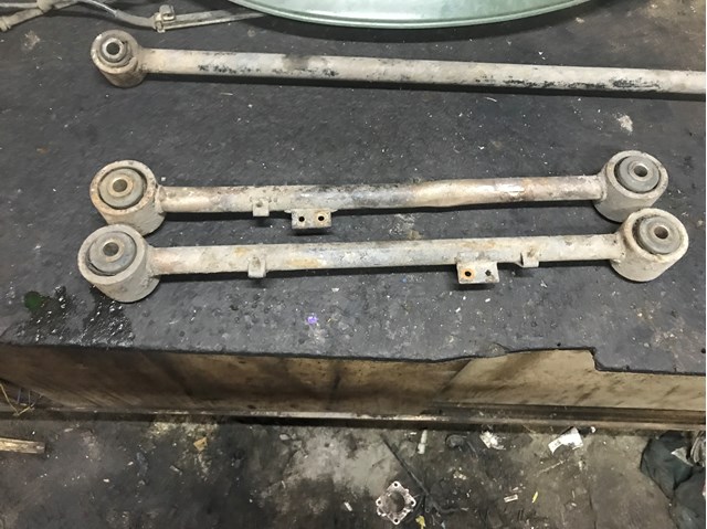 Рычаг/тяга задней подвески продольный нижний, правый 551100X800 NISSAN