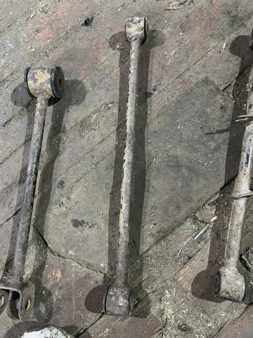 Рычаг задней подвески нижний, левый 551208H515 NISSAN