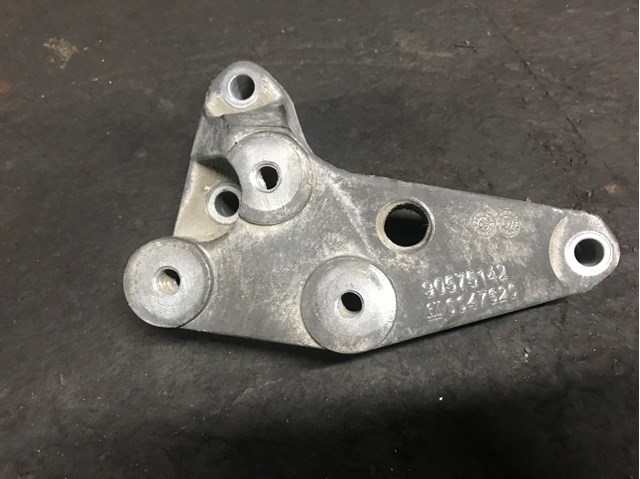 Кронштейн подушки (опоры) двигателя, левой 5684042 OPEL