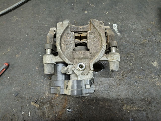 Задний левый суппорт 5Q0615423 VAG