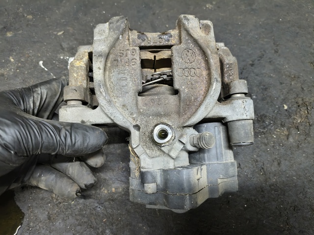 Задний правый суппорт 5Q0615424 VAG