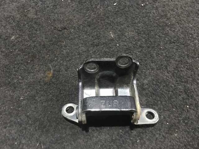 Петля задней правой двери 60479AG000 SUBARU