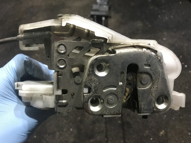 Замок задней правой двери  61034AG002 SUBARU