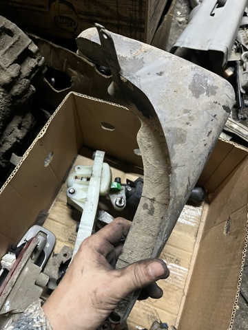 Передние брызговики 638558H325 NISSAN