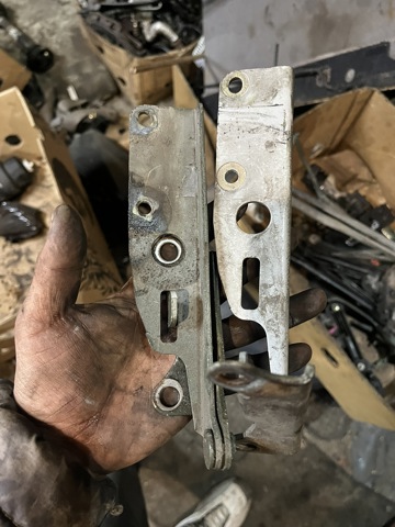 Правая петля капота  654000F010 NISSAN