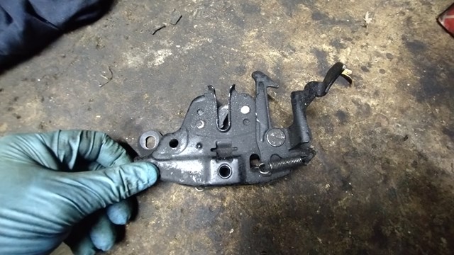 Замок крышки капота 656018H900 NISSAN