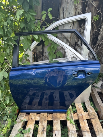 Задняя левая дверь Тойота Авенсис 2
