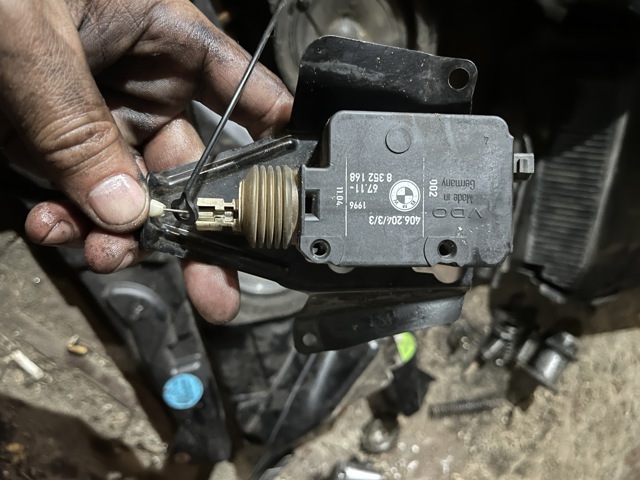 Замок открывания лючка бензобака 67118352168 BMW