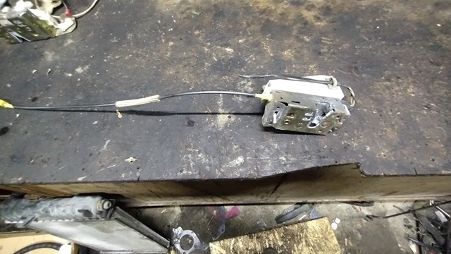 Замок задней двери, правой 6894355 FORD