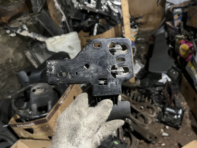 Стояк-крюк замка капота 6Q0823480B VAG