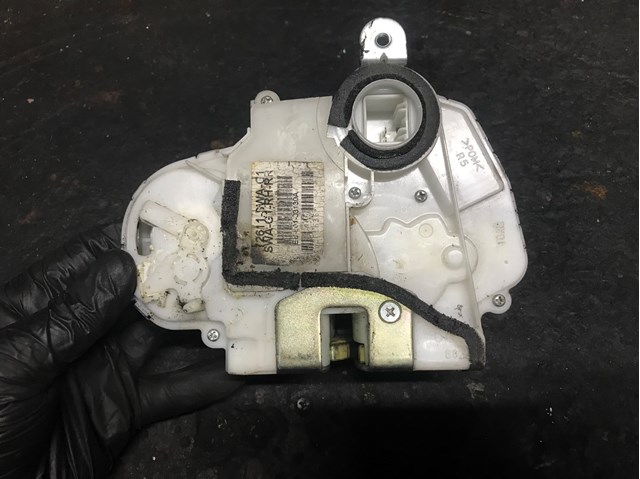 Замок задней правой двери  72610SWAE01 HONDA