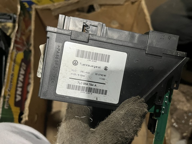 Мотор стеклоподъемника двери задней, правой 7L0959794A VAG