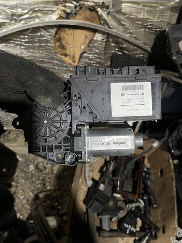 Моторчик стеклоподъемника двери задней, левой 7L0959795 VAG